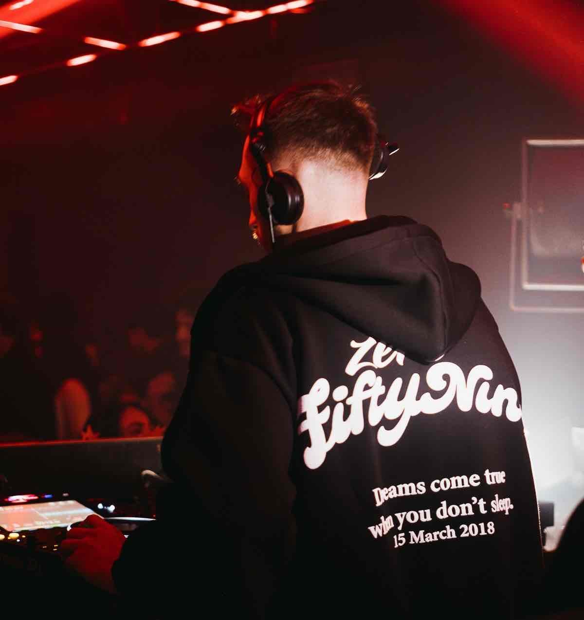 VERHAAL DJ focused on the decks, melodic techno set in Milan, Italy