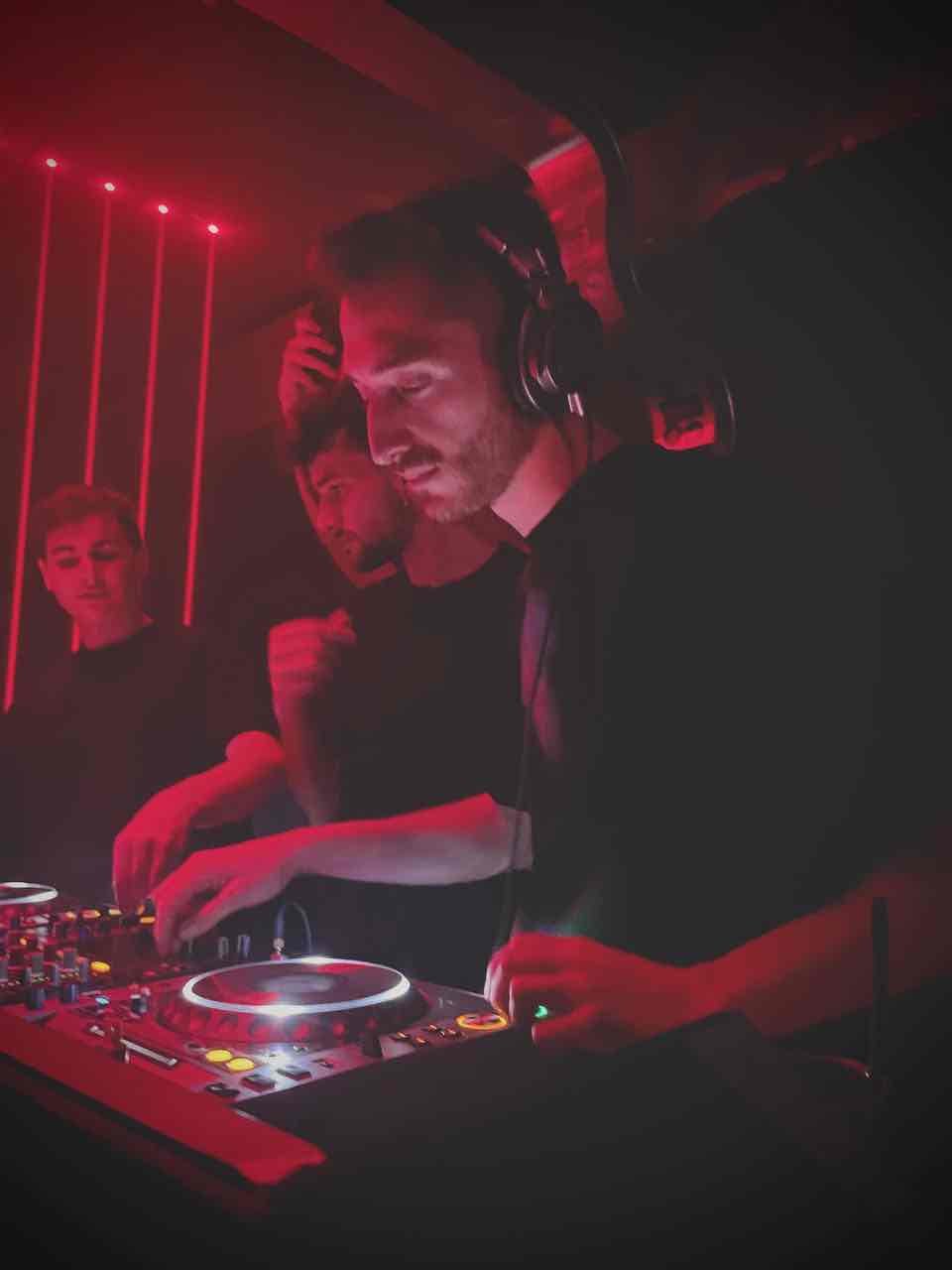 Club atmosphere with red lighting at a VERHAAL melodic techno event in Switzerland
