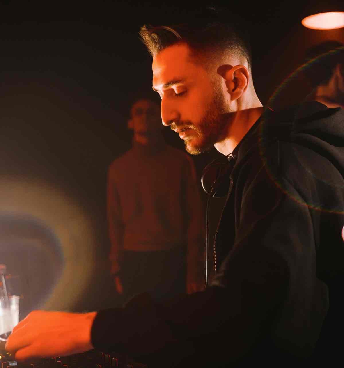 Side profile of VERHAAL performing melodic techno in Switzerland