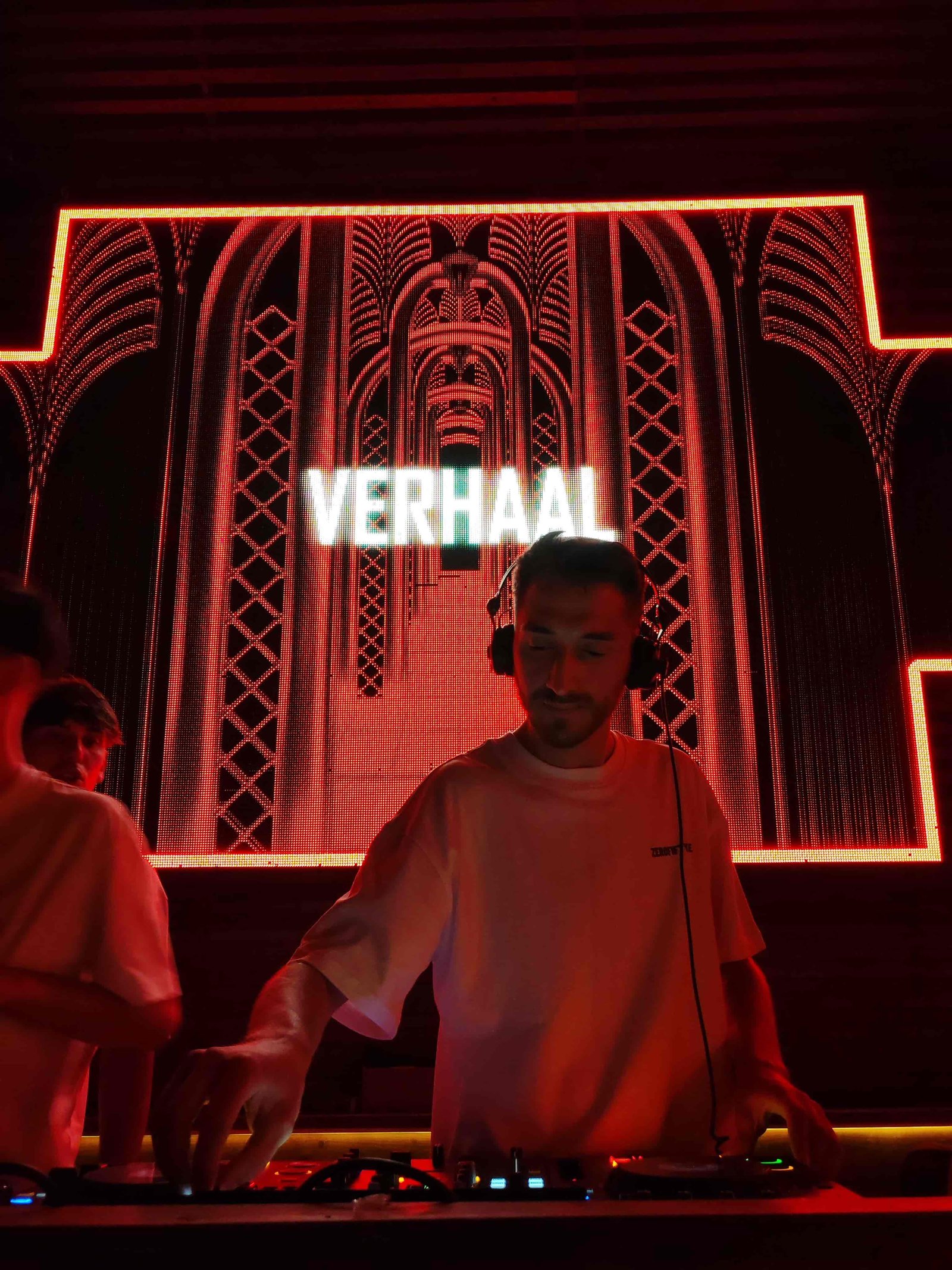 VERHAAL visuals on screen during a melodic techno show in Switzerland