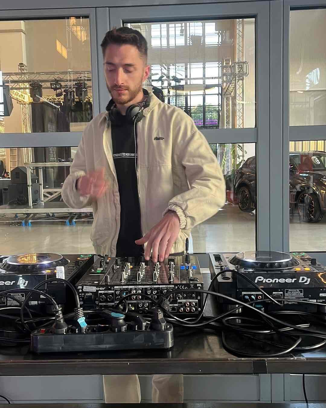 Daylight session with VERHAAL, progressive house DJ in Milan, Italy