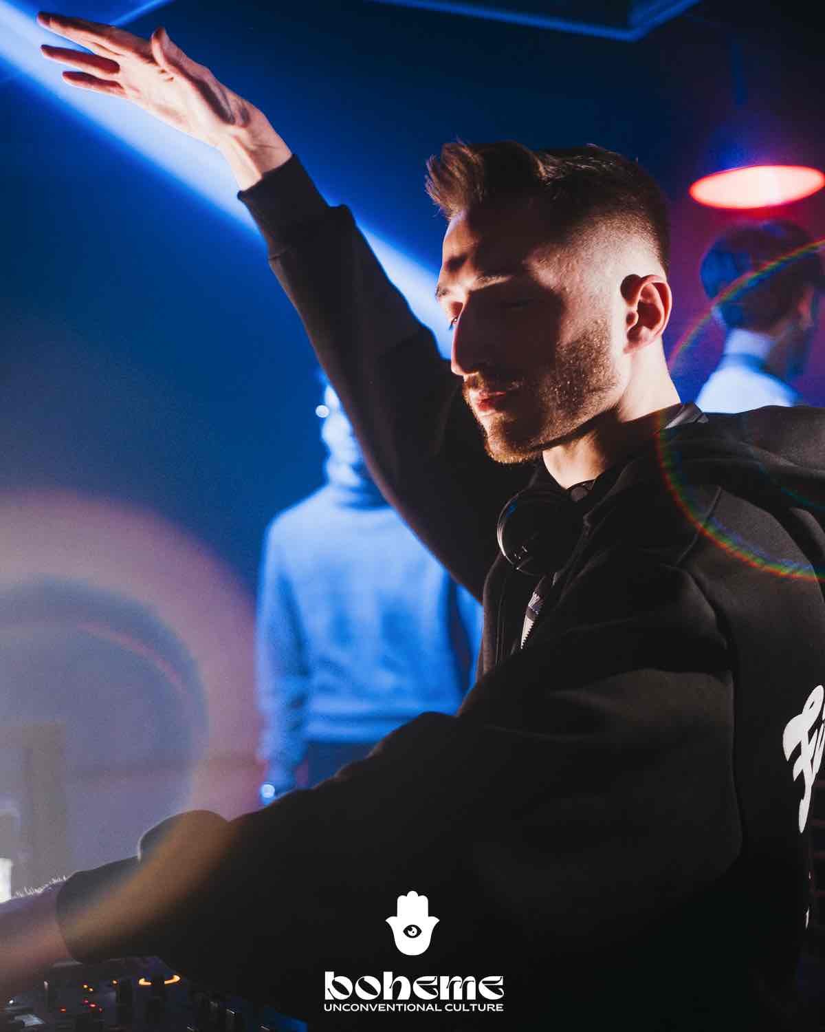 VERHAAL energizing the crowd with a progressive house set in Switzerland